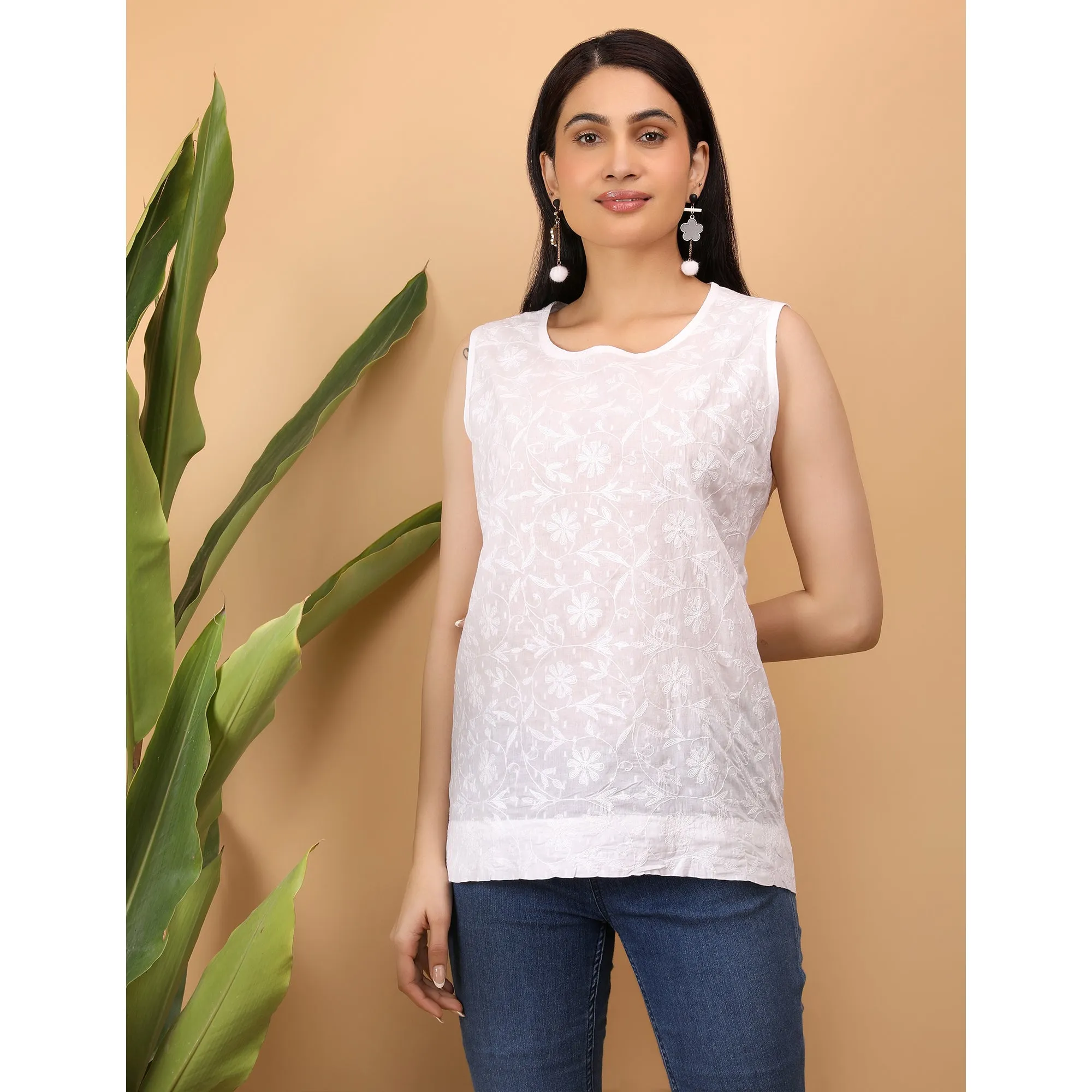 Shwet Women White Chikankari Sleevless Top