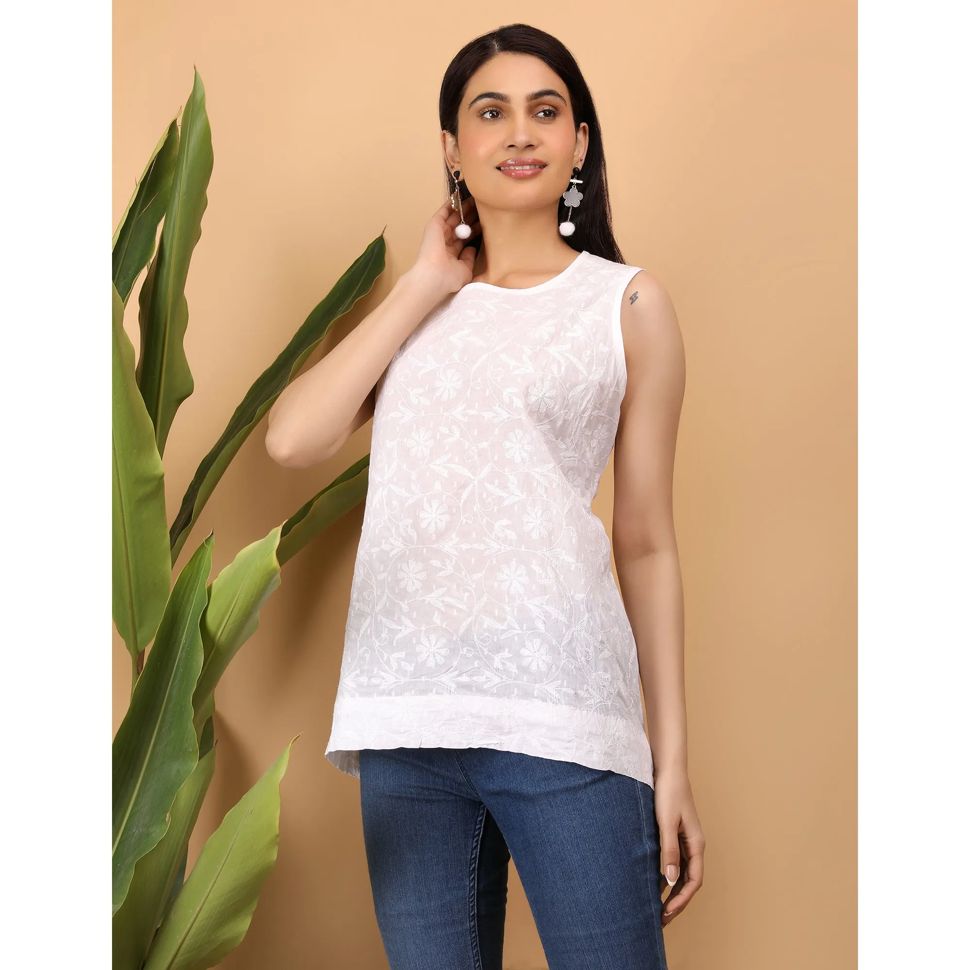 Shwet Women White Chikankari Sleevless Top