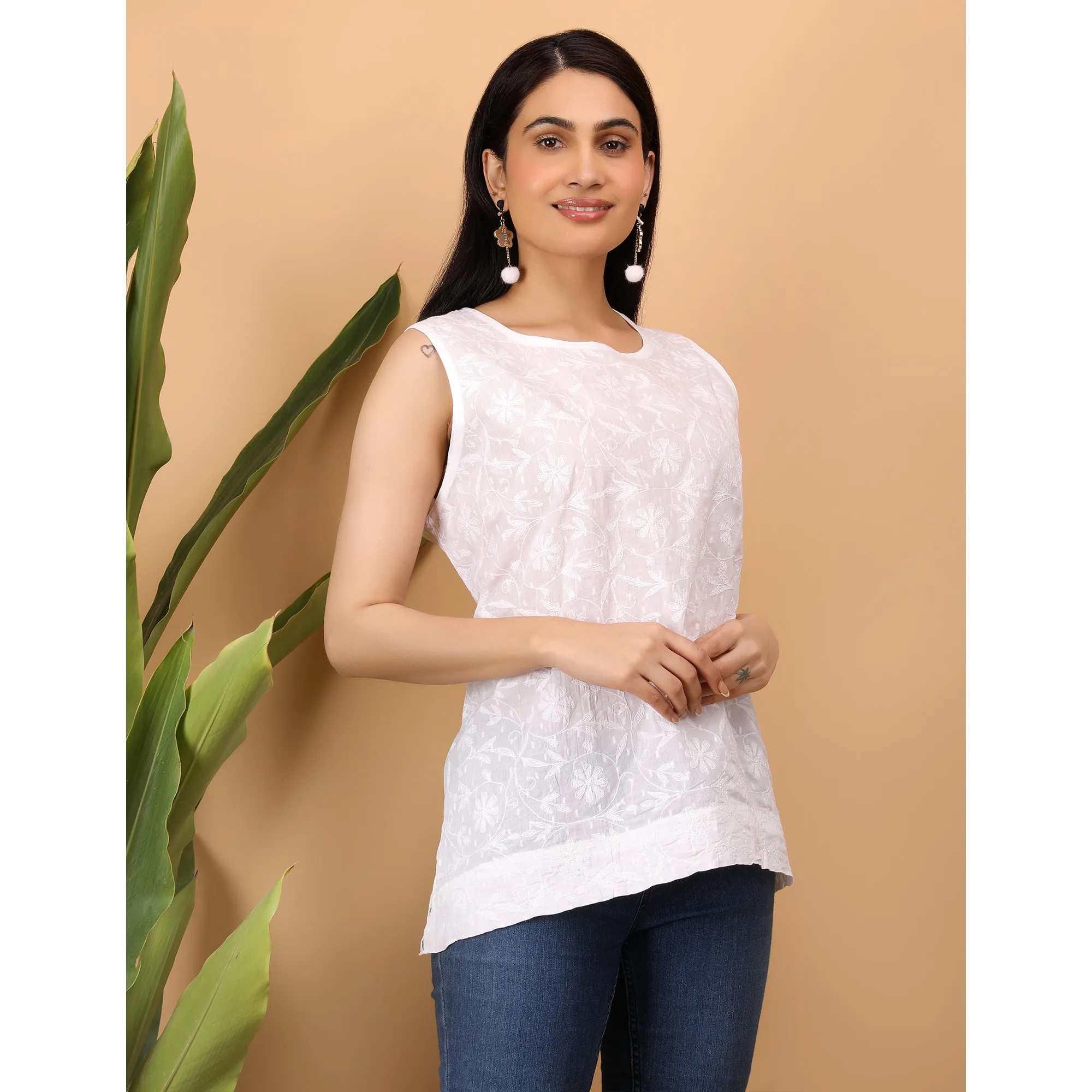 Shwet Women White Chikankari Sleevless Top