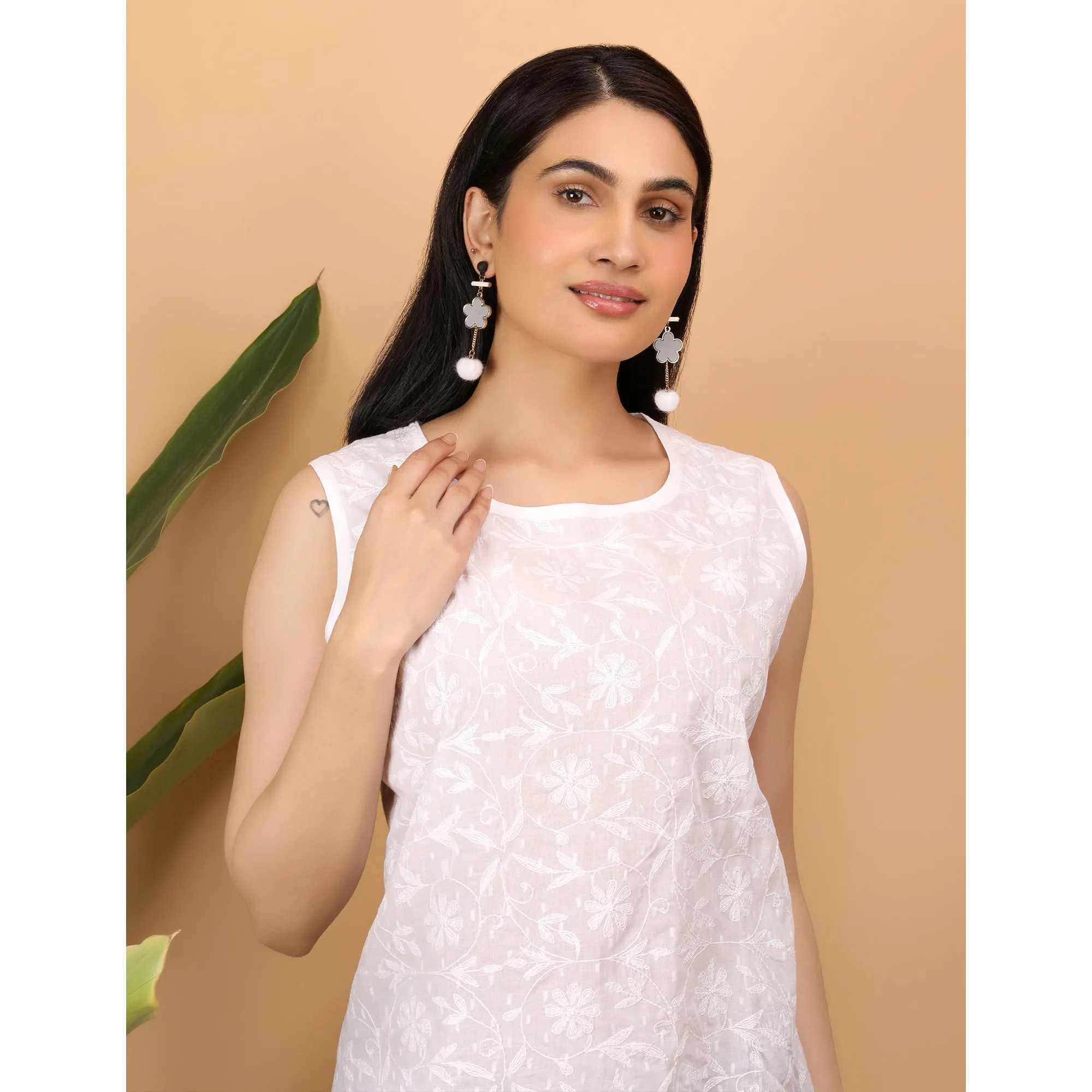 Shwet Women White Chikankari Sleevless Top